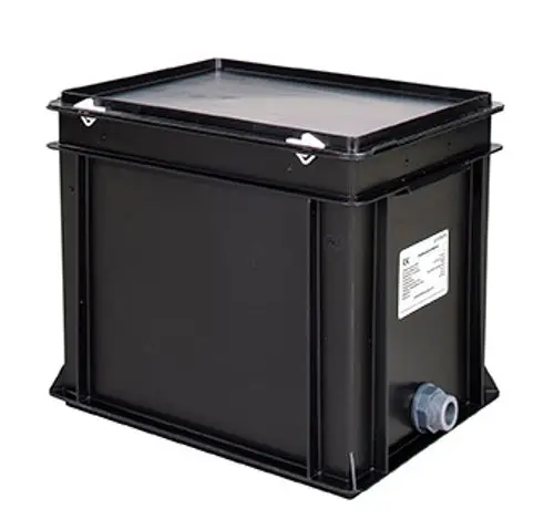 Schwarze Kondensatvorfilterbox von Grünbeck, rechteckig mit abnehmbarem Deckel und seitlichem Anschluss. Robuste Bauweise zur Filterung von Kondensat.